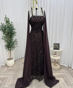 فستان سهرة بني داكن مطرز بحمالات شفافة وأكمام منسدلة