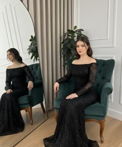 فستان سهرة بوردو مطرز بالترتر مع شال طويل أنيق – متجر روزيتا السعودية