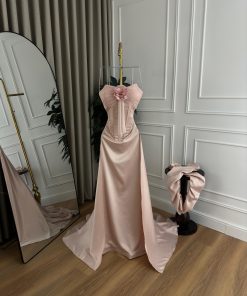 فستان سهرة وردي فاتح مع وردة مزخرفة