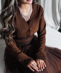 فستان سهرة بني طويل مزين بالكريستال والدانتيل – متجر روزيتا السعودي