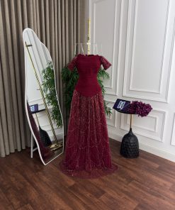 فستان سهرة عنابي مزخرف بالتطريزات اللامعة – متجر روزيتا السعودي