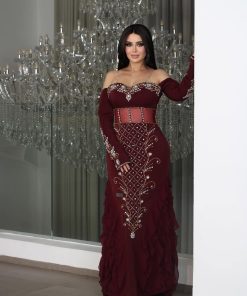 فستان سهرة عنابي مزخرف بالتطريزات اللامعة – إطلالة ساحرة من متجر روزيتا السعودي