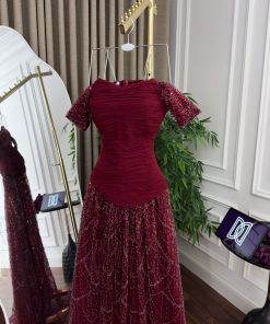 Alternative view of فستان سهرة عنابي مزخرف بالتطريزات اللامعة