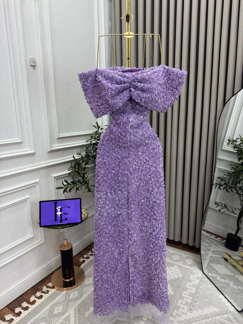 فستان سهرة موف فاتح ولون وردي مطرز ثلاثي الأبعاد بقصة أوف شولدر - الصورة 4