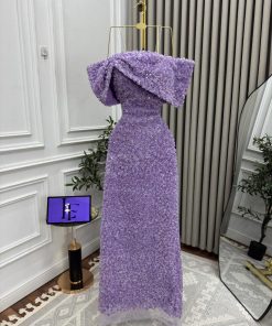 Alternative view of فستان سهرة موف فاتح ولون وردي مطرز ثلاثي الأبعاد بقصة أوف شولدر