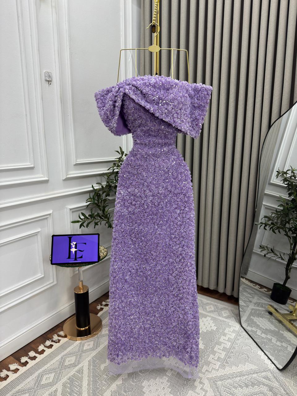 فستان سهرة موف فاتح ولون وردي مطرز ثلاثي الأبعاد بقصة أوف شولدر - الصورة 2