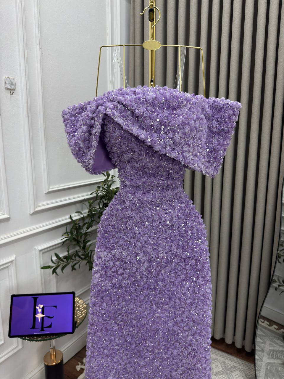 فستان سهرة موف فاتح ولون وردي مطرز ثلاثي الأبعاد بقصة أوف شولدر - الصورة 3