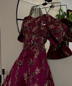 فستان سهرة عنابي مطرز بالكامل بالخرز والترتر – متجر روزيتا السعودية