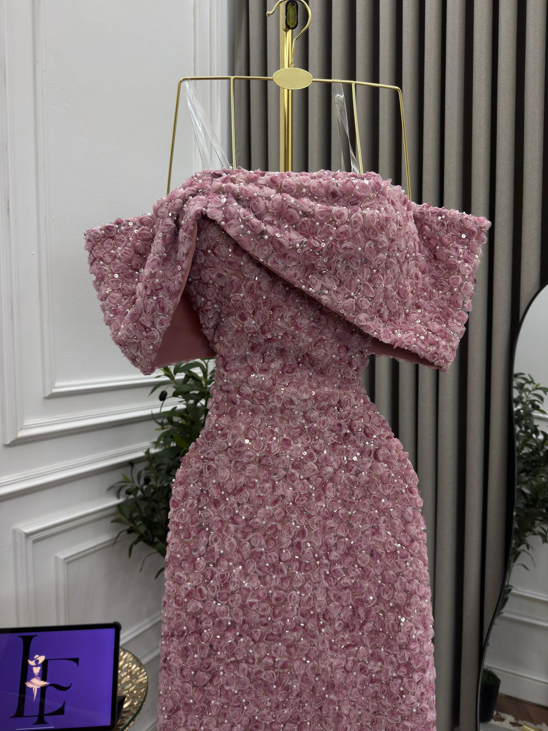 فستان سهرة موف فاتح ولون وردي مطرز ثلاثي الأبعاد بقصة أوف شولدر - الصورة 8