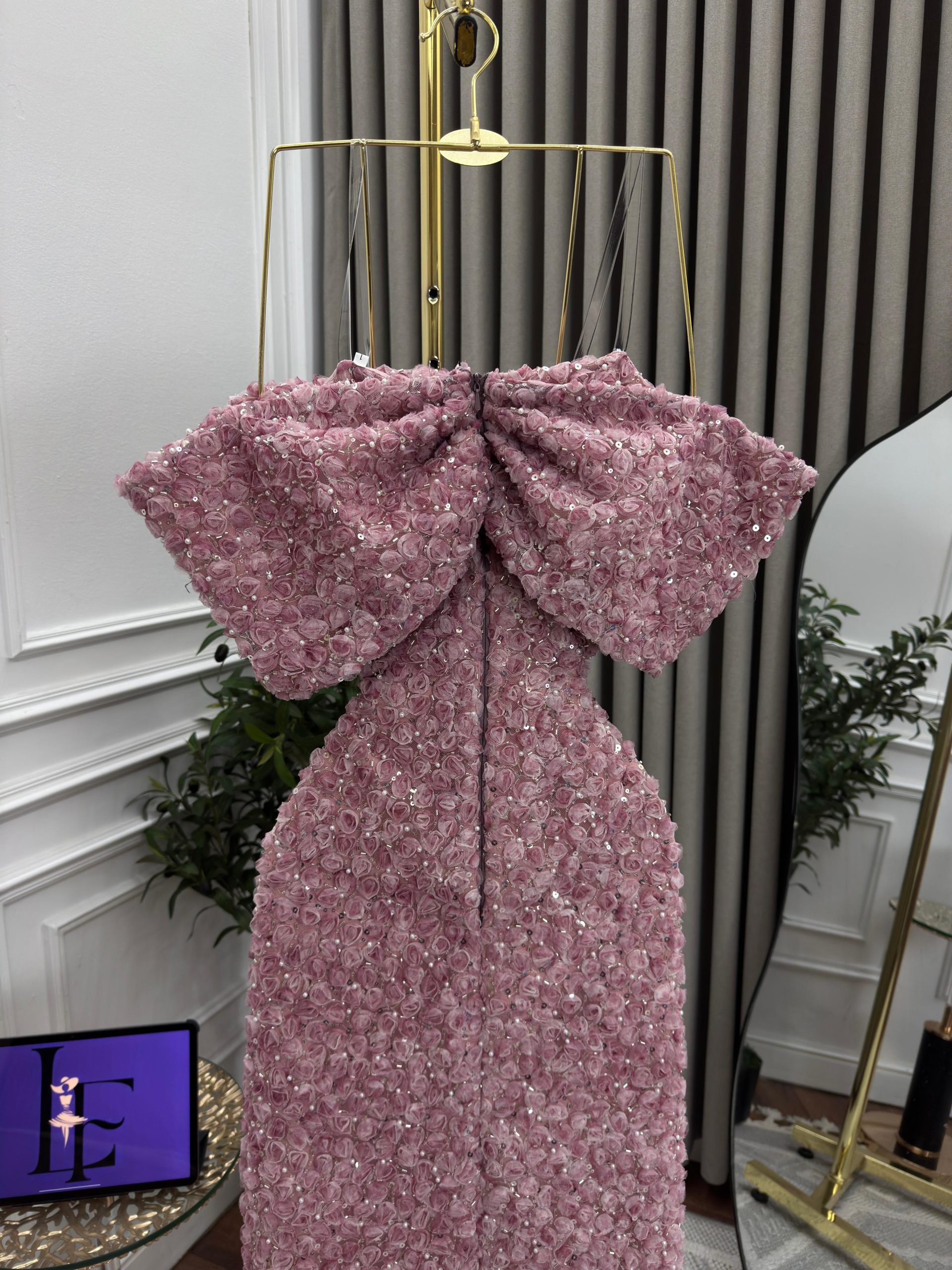 فستان سهرة موف فاتح ولون وردي مطرز ثلاثي الأبعاد بقصة أوف شولدر - الصورة 7