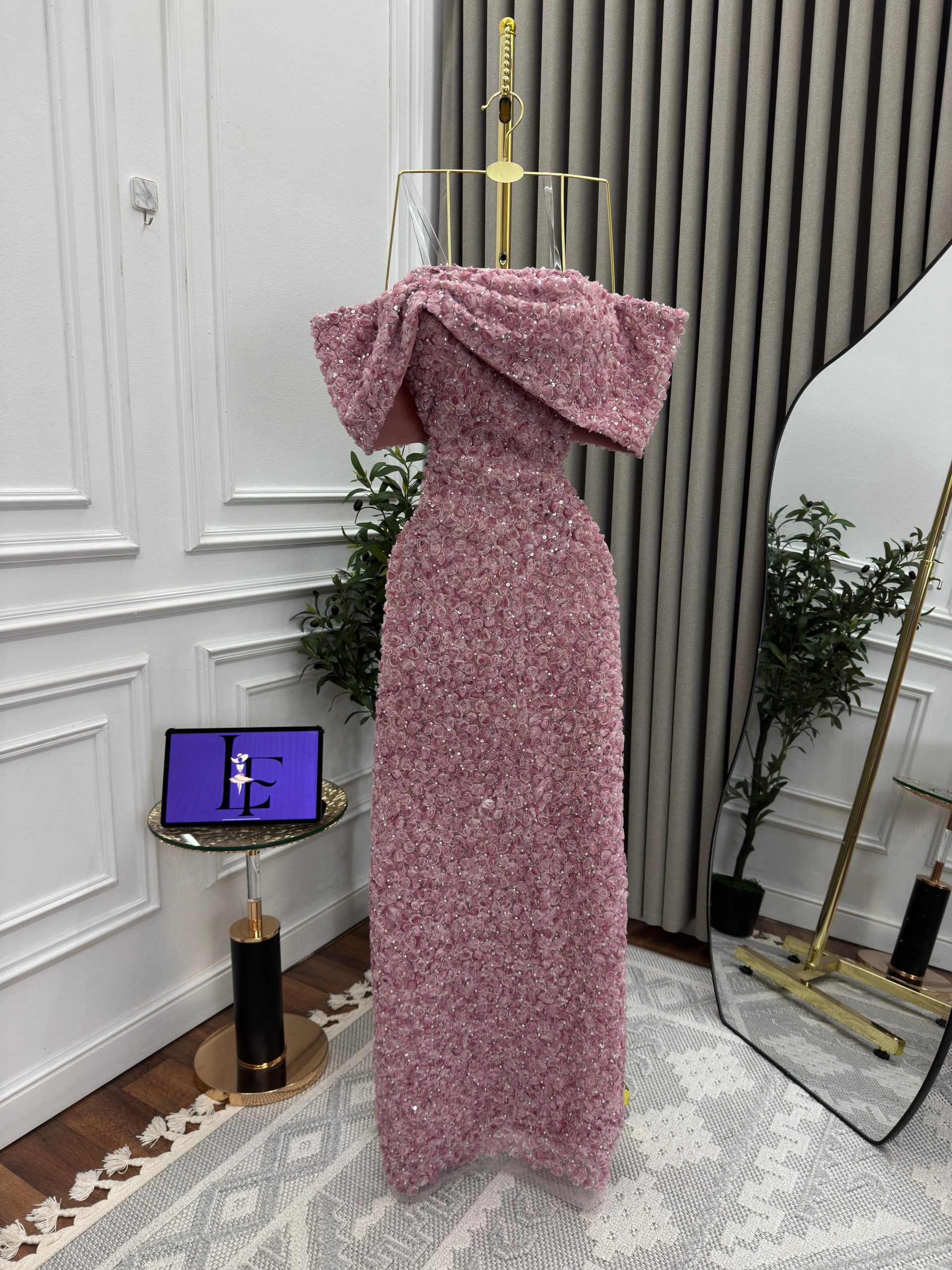 فستان سهرة موف فاتح ولون وردي مطرز ثلاثي الأبعاد بقصة أوف شولدر - الصورة 6