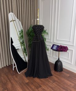 Alternative view of طقم سهرة أسود بكورسيه مطرز وتنورة انسيابية