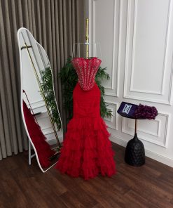 Alternative view of طقم سهرة أحمر بكورسيه مرصع وتنورة تول بطبقات