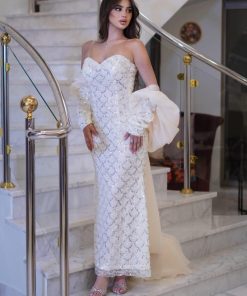 فستان سهرة بذيل طويل بتطريز لامع وتصميم أنثوي فاخر