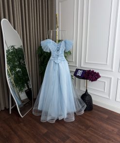 Alternative view of فستان سهرة سماوي مزين بتفاصيل لؤلؤية وأكمام من التل