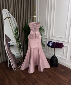 Alternative view of فستان سهرة وردي مزين بتفاصيل لؤلؤية