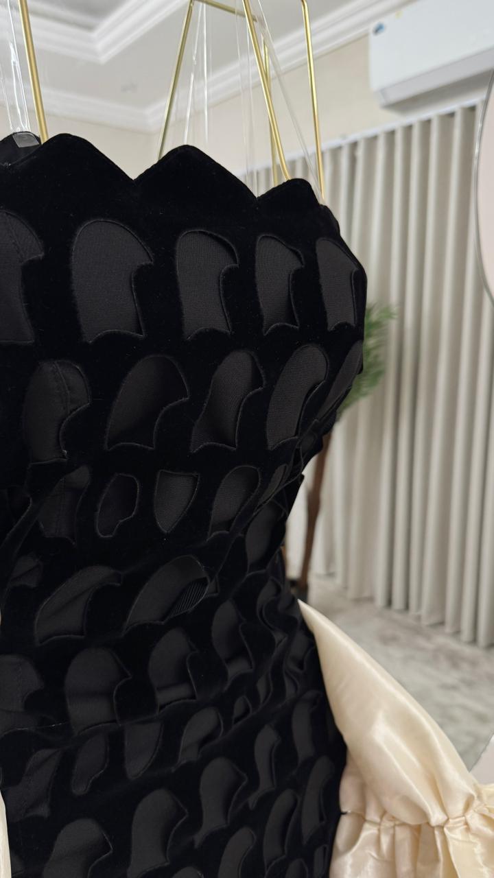 فستان سهرة جوخ مبتكر بلونين أسود وكريمي مع أكمام ضخمة - الصورة 5