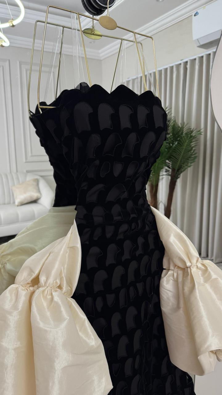 فستان سهرة جوخ مبتكر بلونين أسود وكريمي مع أكمام ضخمة - الصورة 2