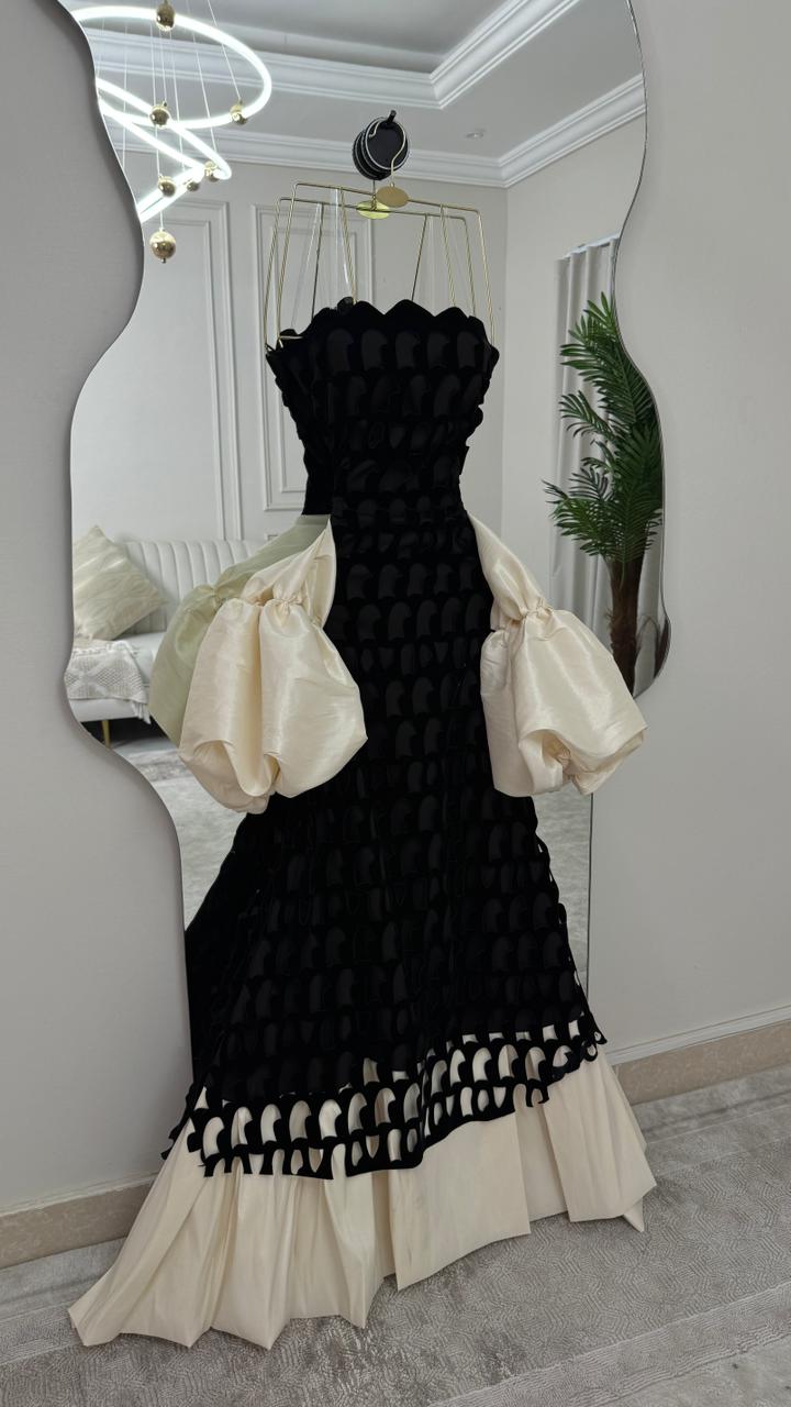 فستان سهرة جوخ مبتكر بلونين أسود وكريمي مع أكمام ضخمة - الصورة 3