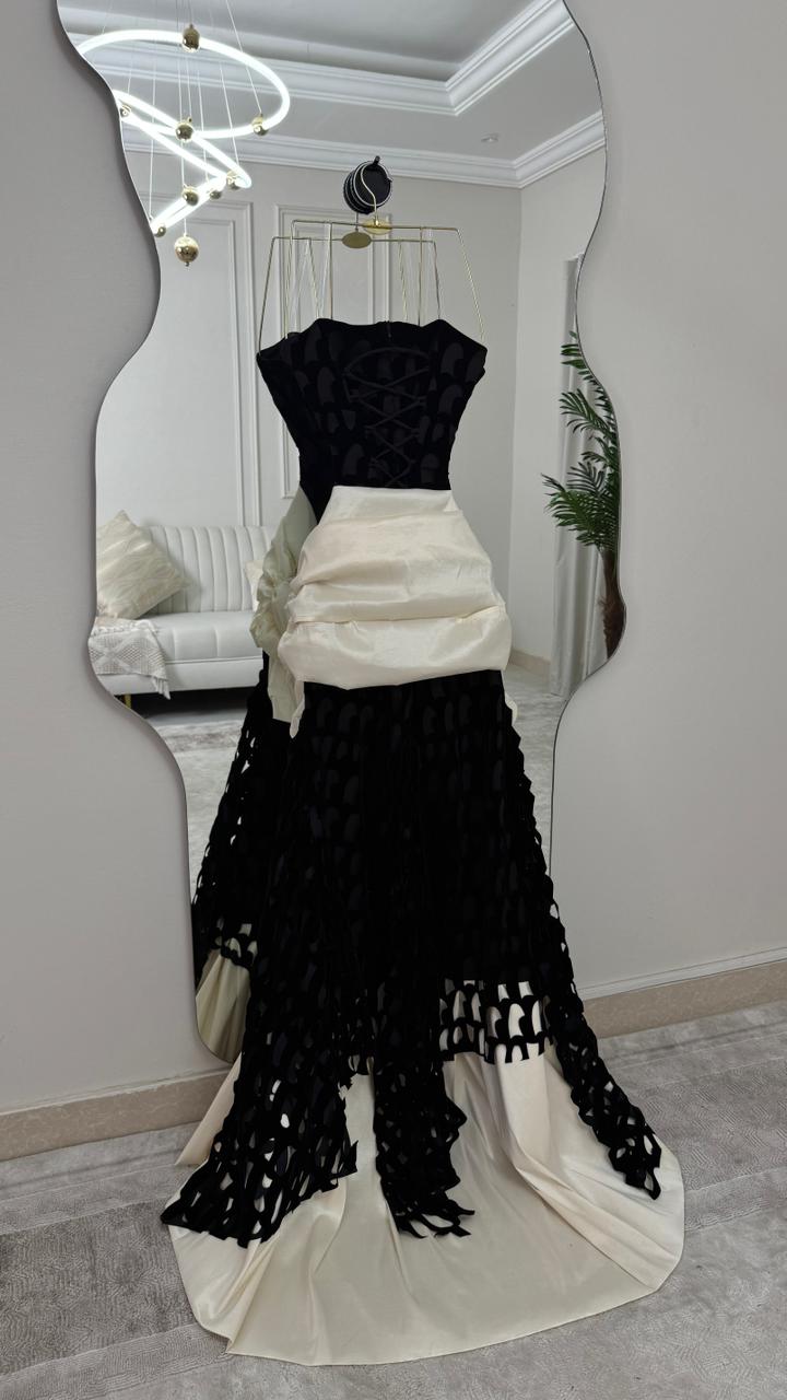 فستان سهرة جوخ مبتكر بلونين أسود وكريمي مع أكمام ضخمة - الصورة 4