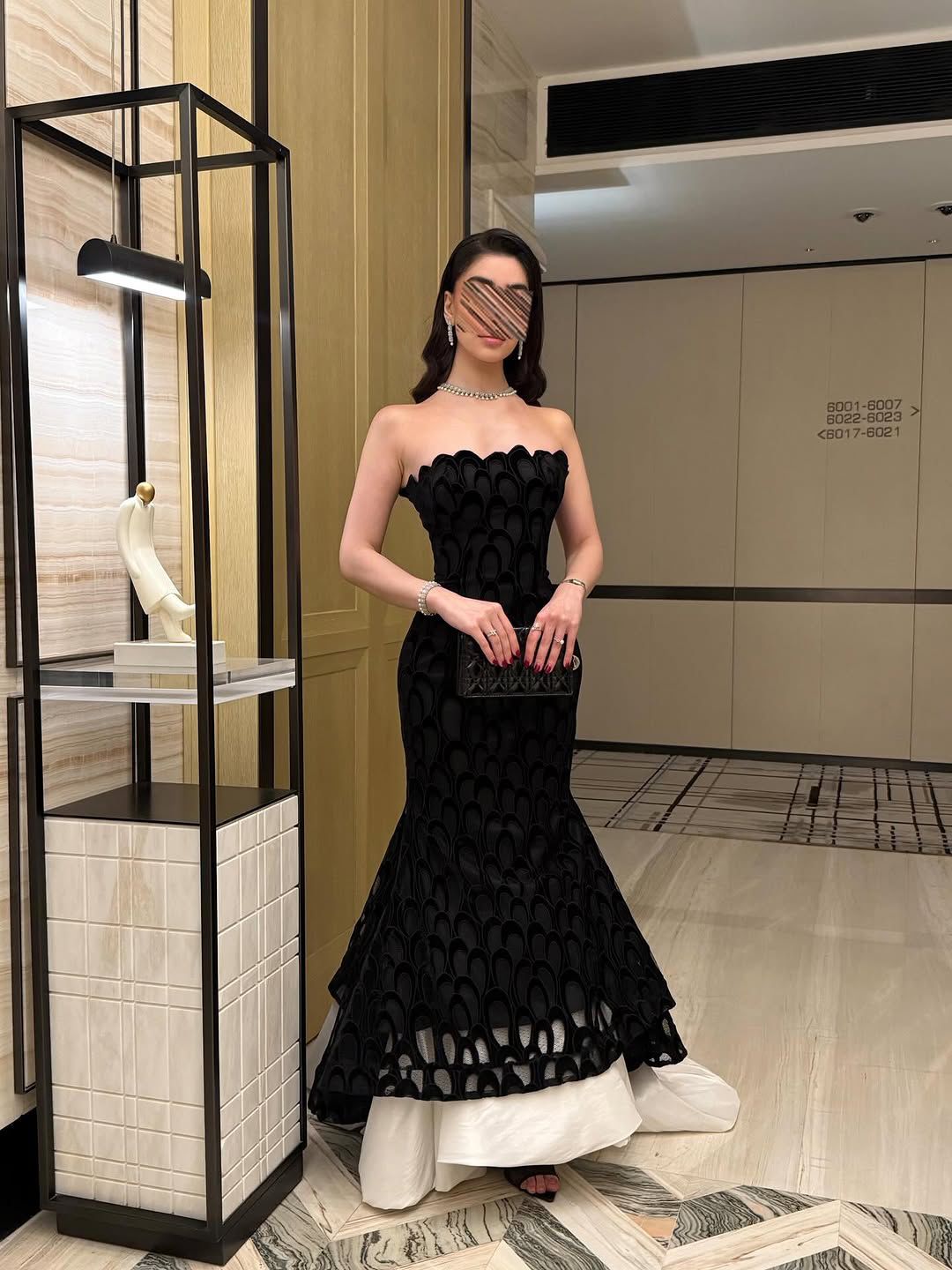 فستان سهرة جوخ مبتكر بلونين أسود وكريمي مع أكمام ضخمة