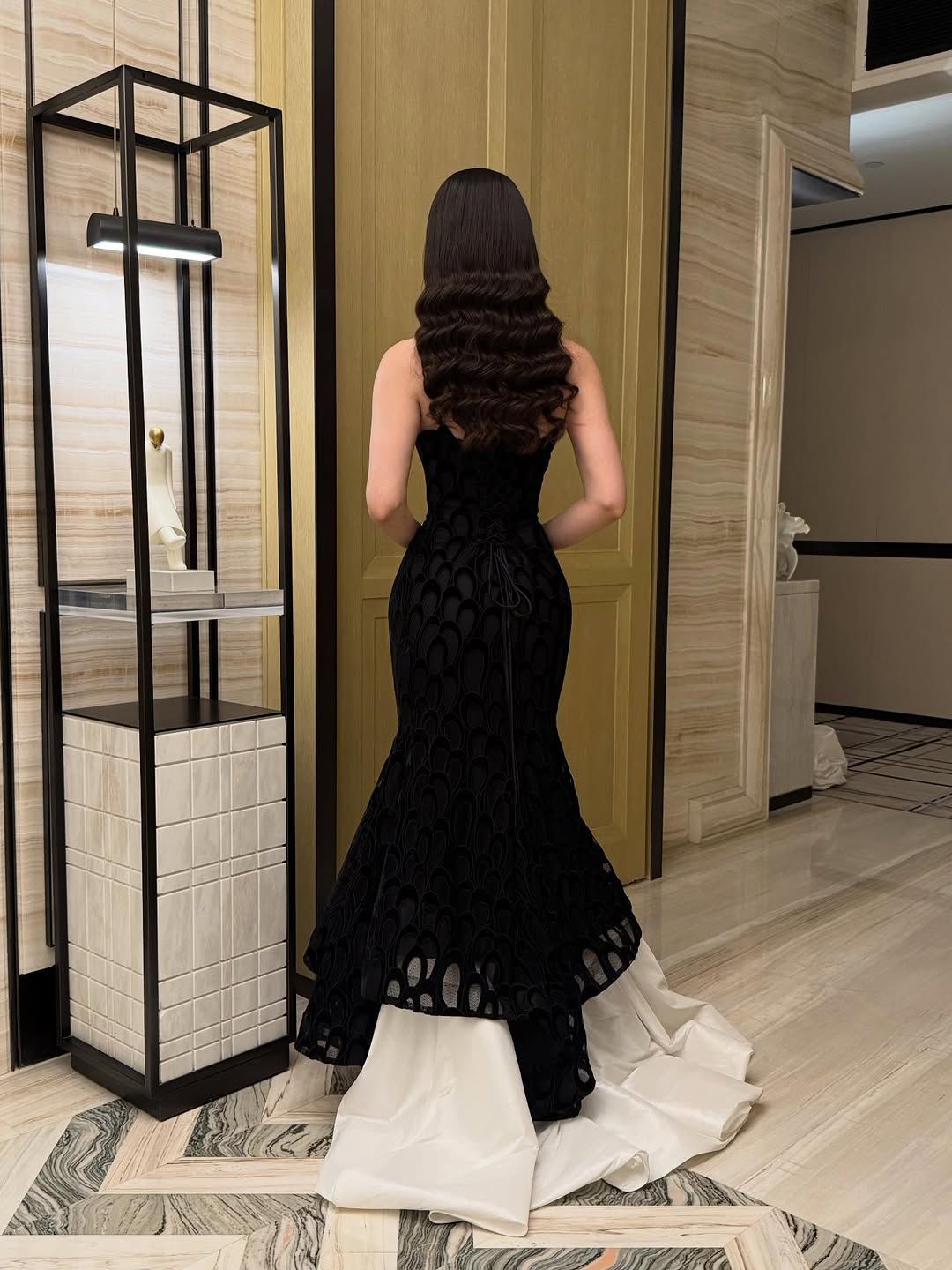 فستان سهرة جوخ مبتكر بلونين أسود وكريمي مع أكمام ضخمة - الصورة 6