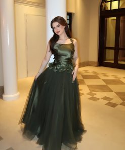 فستان سهرة أخضر زيتوني مزين بالزهور المنقوشة - متجر روزيتا السعودي