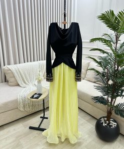 Alternative view of فستان سهرة أسود مع تنورة صفراء مزينة بتفاصيل أنيقة