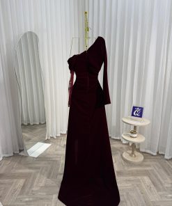 Alternative view of فستان سهرة قطيفة بتصميم كتف واحد ولمسة دانتيل أنيقة