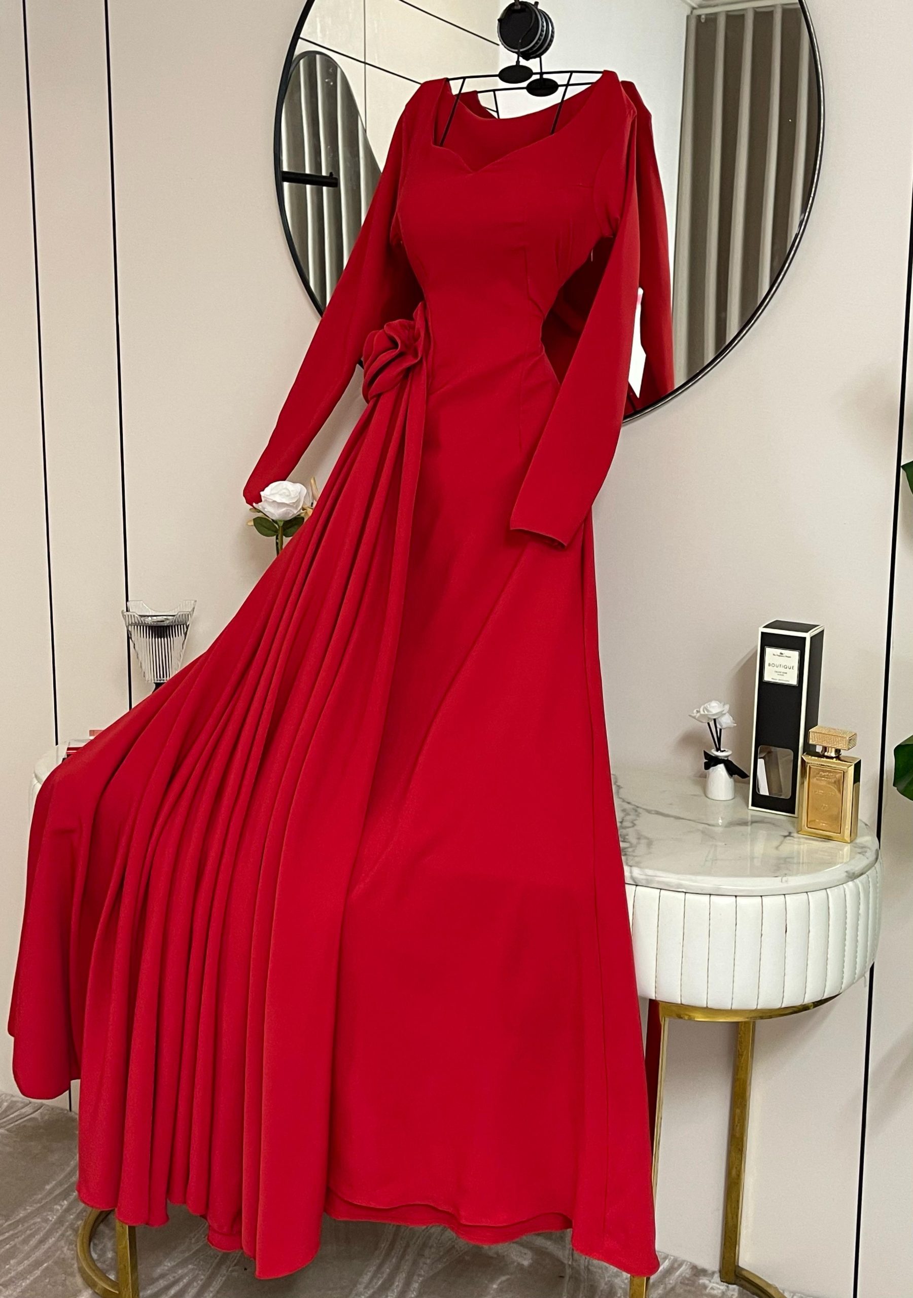 فستان سهرة أحمر طويل بطيات جانبية أنيقة - الصورة 4
