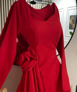 Alternative view of فستان سهرة أحمر طويل بطيات جانبية أنيقة