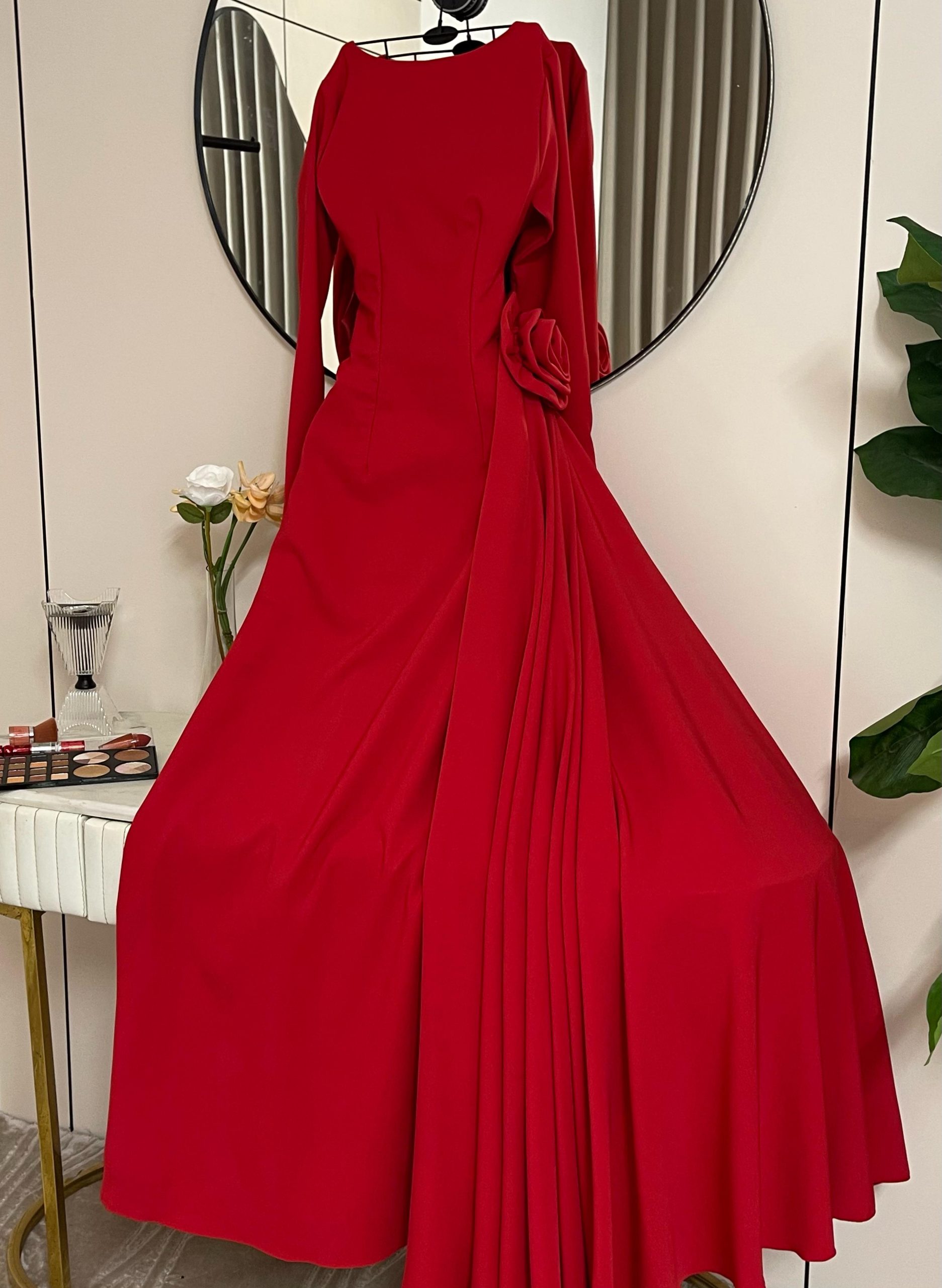 فستان سهرة أحمر طويل بطيات جانبية أنيقة - الصورة 3