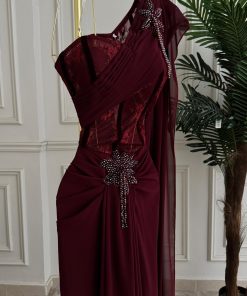 Alternative view of فستان سهرة برغندي بتصميم كتف واحد وتطريز نجمي فاخر