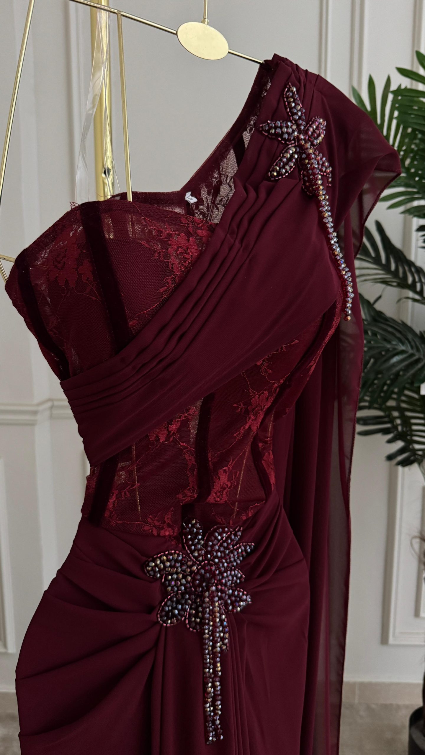 فستان سهرة برغندي بتصميم كتف واحد وتطريز نجمي فاخر - الصورة 3