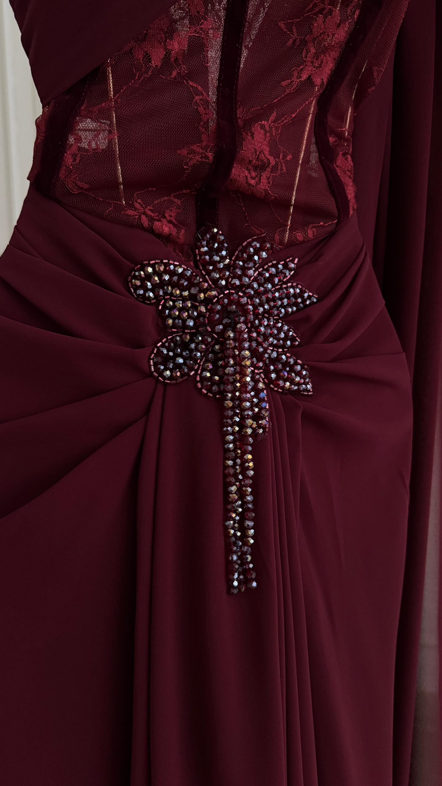 فستان سهرة برغندي بتصميم كتف واحد وتطريز نجمي فاخر - الصورة 6