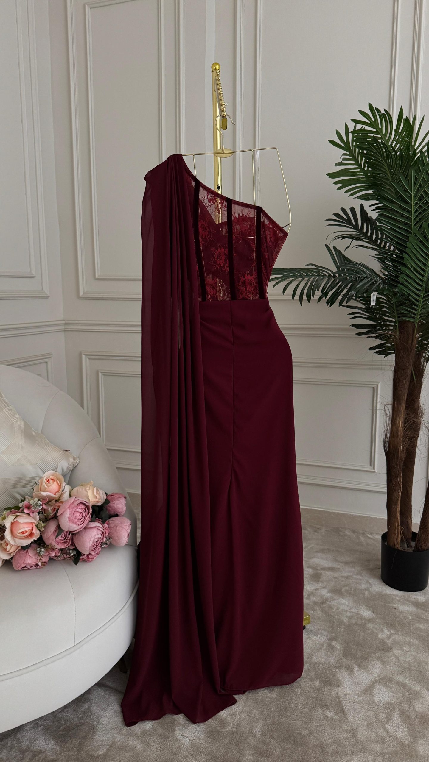 فستان سهرة برغندي بتصميم كتف واحد وتطريز نجمي فاخر - الصورة 5