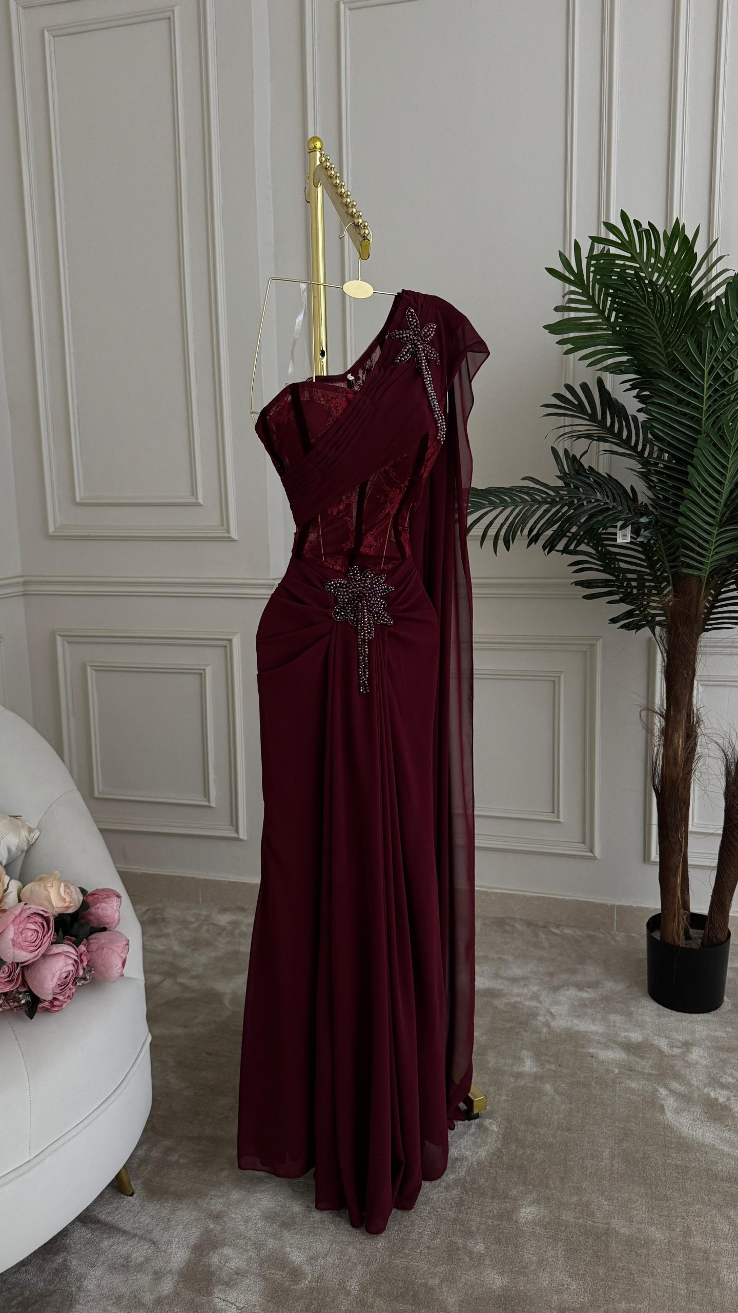 فستان سهرة برغندي بتصميم كتف واحد وتطريز نجمي فاخر - الصورة 4