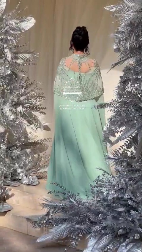 فستان أخضر فاخر مزين بتفاصيل لامعة - الصورة 2