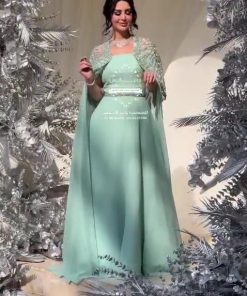 فستان أخضر فاخر مزين بتفاصيل لامعة