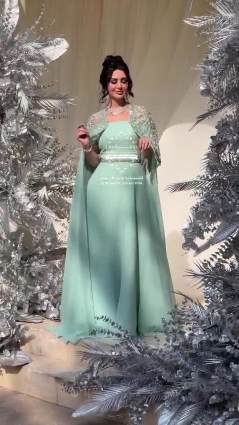 فستان أخضر فاخر مزين بتفاصيل لامعة