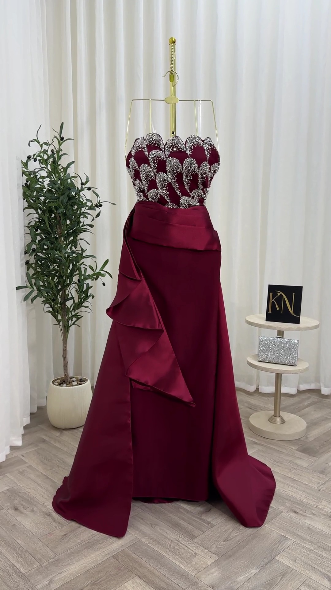 فستان فاخر تصميم أنيق وجذاب للمناسبات الخاصة - الصورة 2