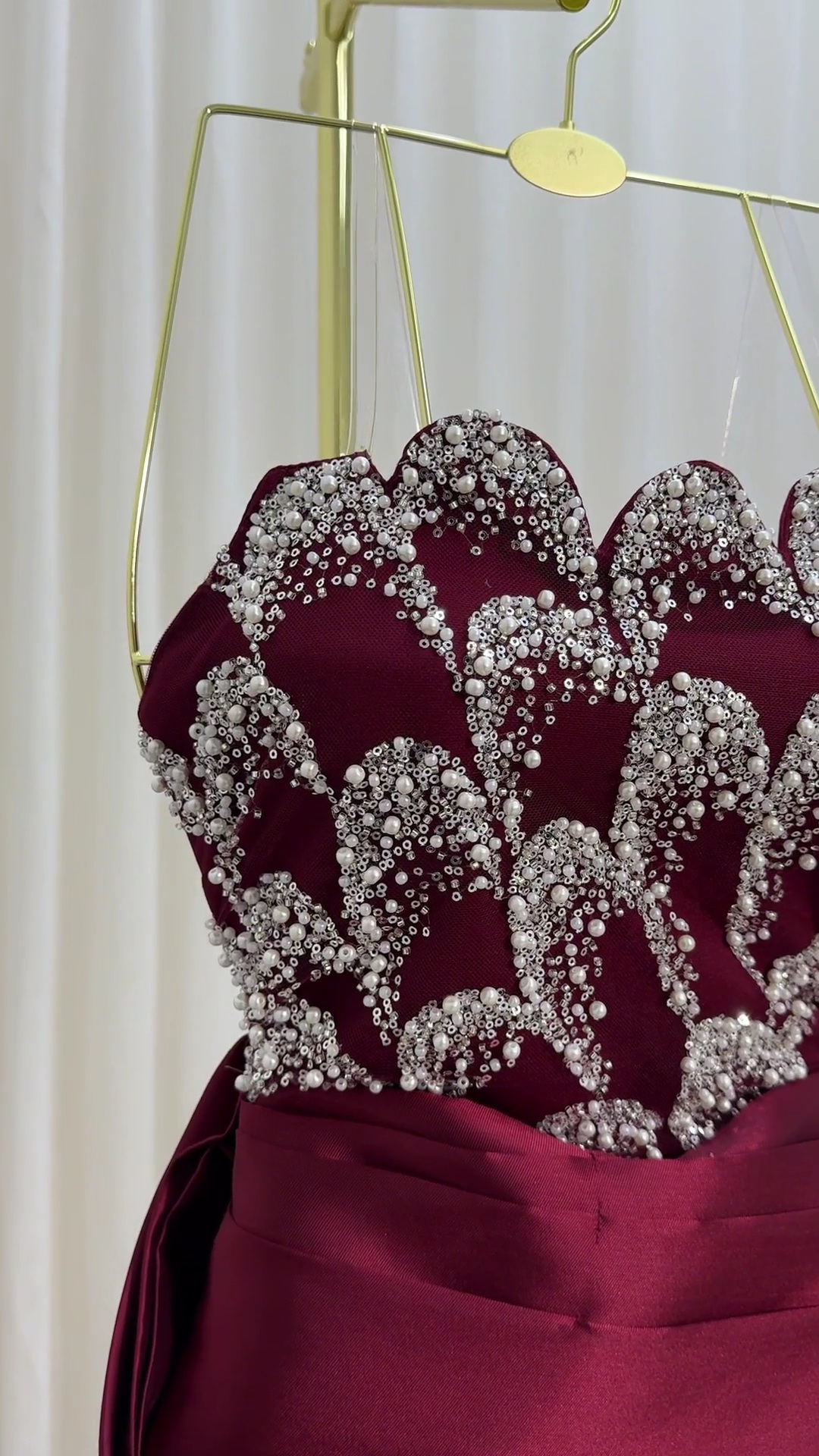 فستان فاخر تصميم أنيق وجذاب للمناسبات الخاصة - الصورة 4