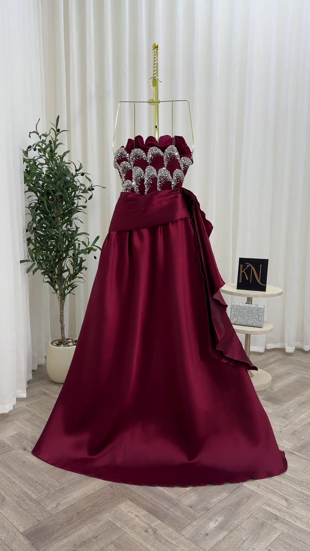 فستان فاخر تصميم أنيق وجذاب للمناسبات الخاصة - الصورة 3