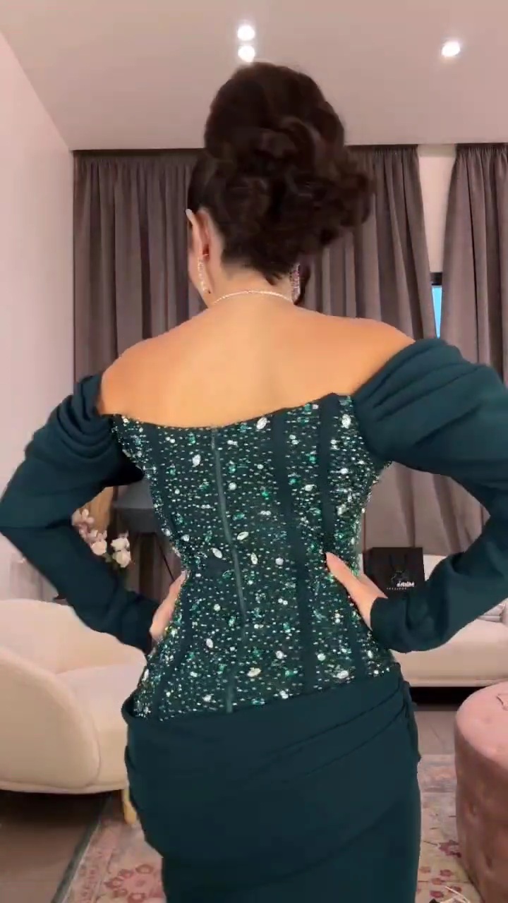 فستان سهرة أزرق بترولي مطرز بتصميم أوف شولدر وأكمام فاخرة - الصورة 2