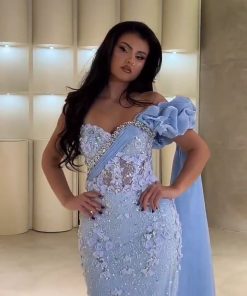 Alternative view of فستان سهرة سماوي مطرز بتفاصيل ثلاثية الأبعاد مع ذيل ملكي فاخر