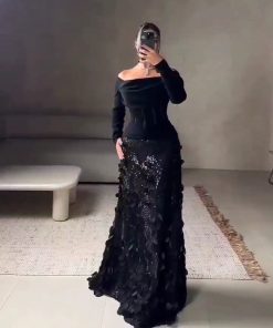 فستان سهرة أسود بتصميم عصري مع تفاصيل من التول