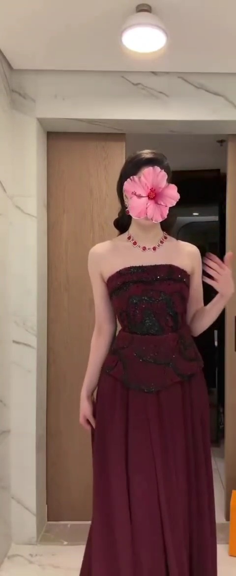 فستان سهرة بوردو مزخرف بالخرز تصميم فخم وأنيق - الصورة 4
