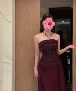 فستان سهرة بوردو مزخرف بالخرز تصميم فخم وأنيق
