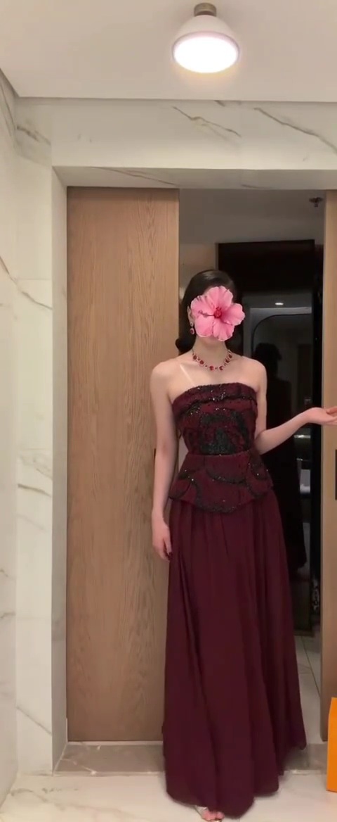 فستان سهرة بوردو مزخرف بالخرز تصميم فخم وأنيق