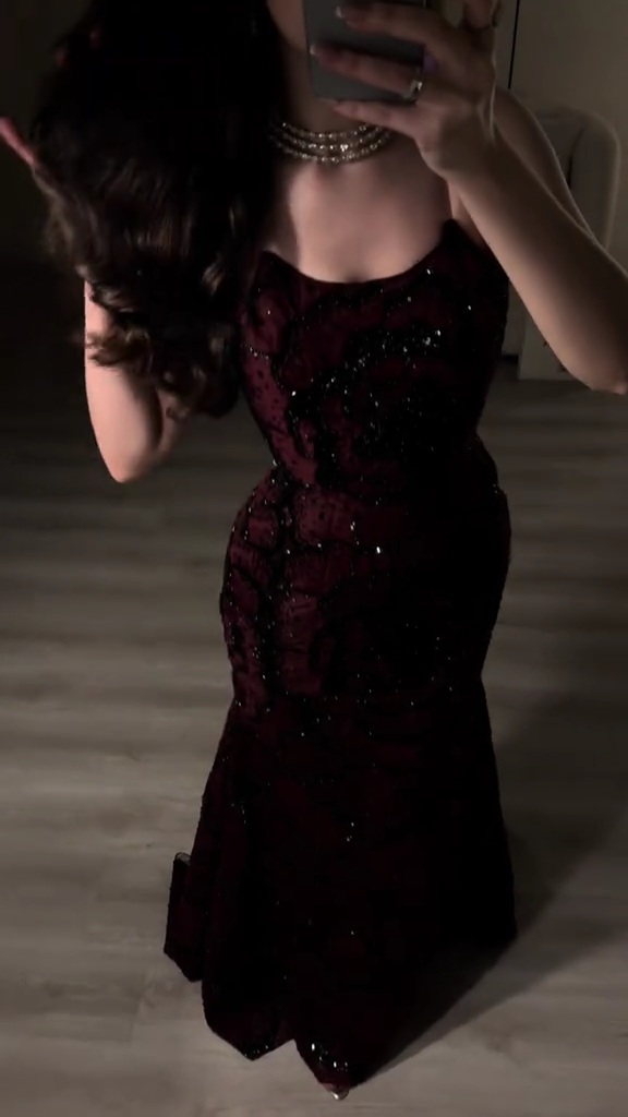 فستان سهرة مزخرف بالأزهار اللامعة من روزيتا – اللون العنابي